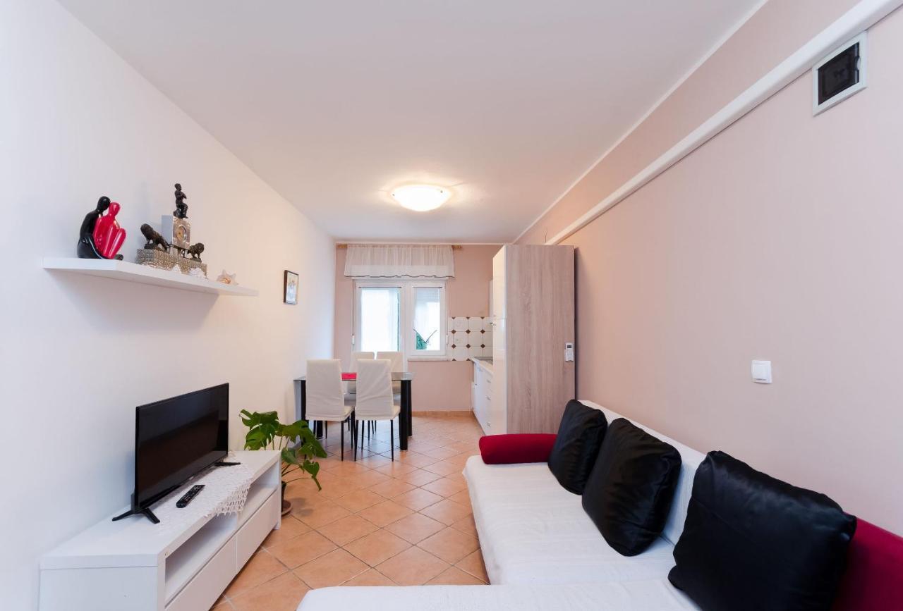 Apartments And Room Mirjana Dramalj Exterior photo