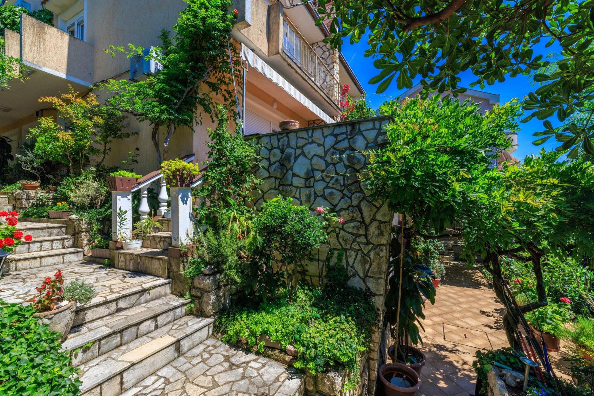 Apartments And Room Mirjana Dramalj Exterior photo