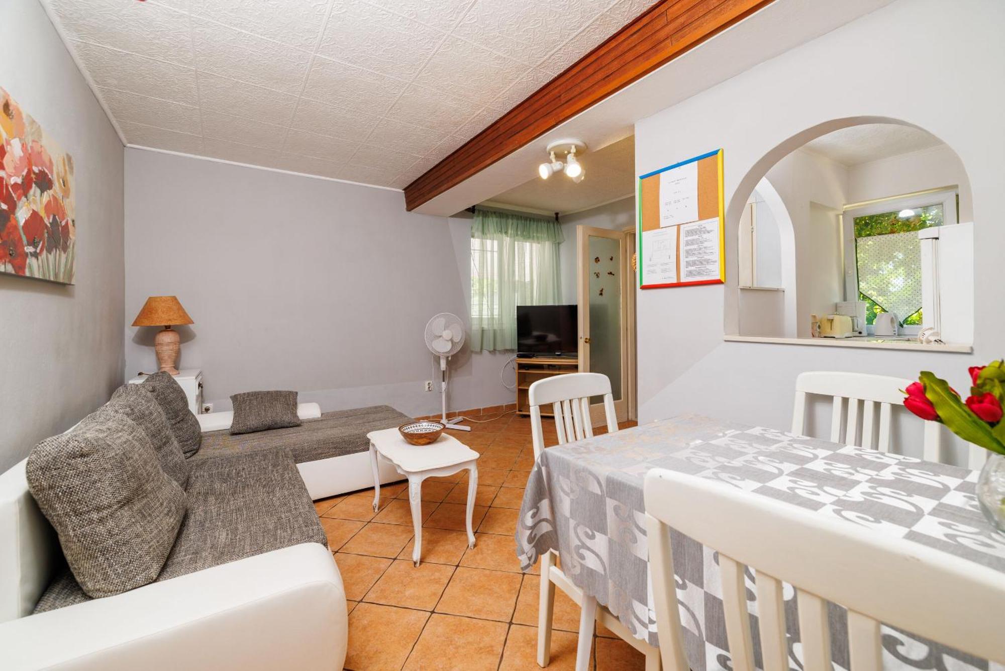 Apartments And Room Mirjana Dramalj Exterior photo